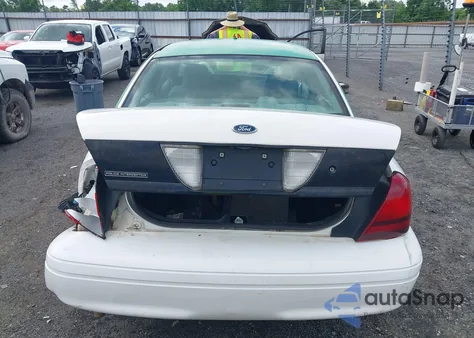 2004 Ford Crown Victoria Police z USA, uszkodzony, nr VIN 2FAFP71W54X149017